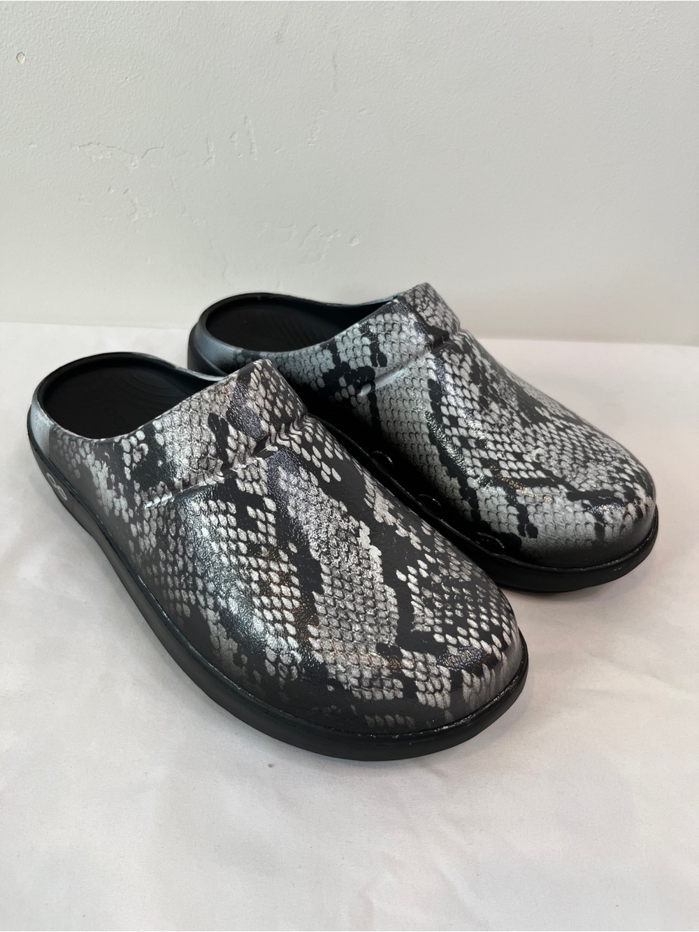 OOFOS OOcloog Luxe Silver Black Snakeskin Recovery Clogs Womens Size M7 W9